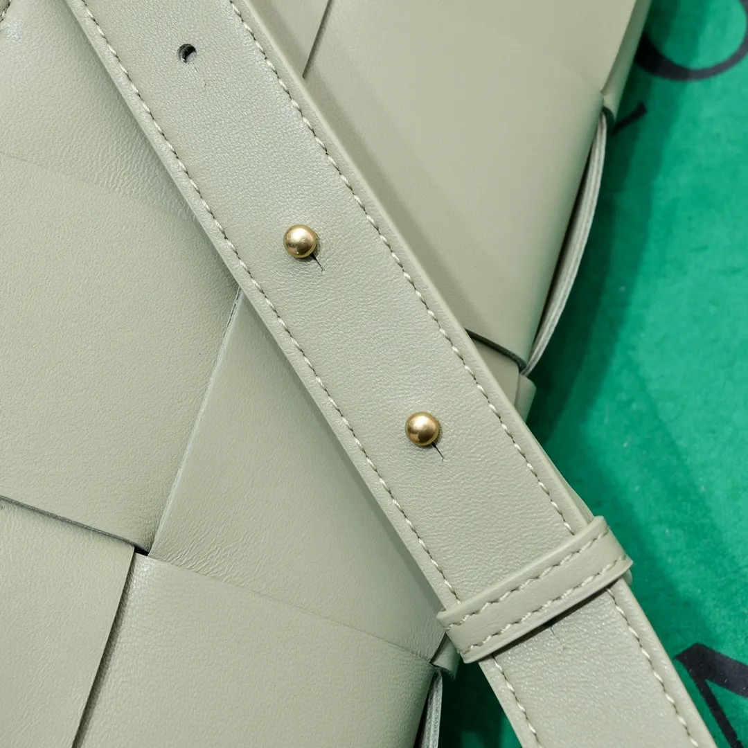 Batch 1460 🔥Latest Mini East-West Arco Tote Mini horizontal Intreccio woven leather tote bag with detachable strap • Single detachable internal zipper pocket • Leather rope buckle closure • Sheep leather composite Intreccio weaving process Size: 22*11*5.5cm, handle height 11, strap 55cm Model: 6778#